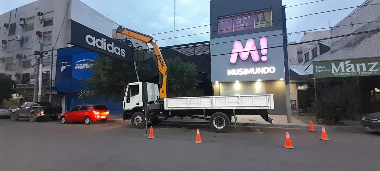 Camión con hidrogrúa trabajando
