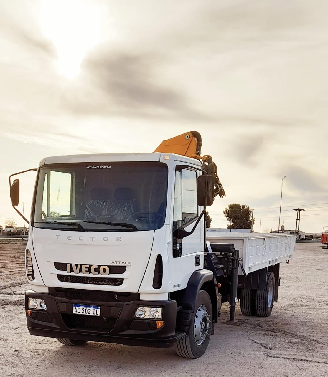 Camión IVECO 170E28 con hidrogrúa disponible para alquiler en Neuquén