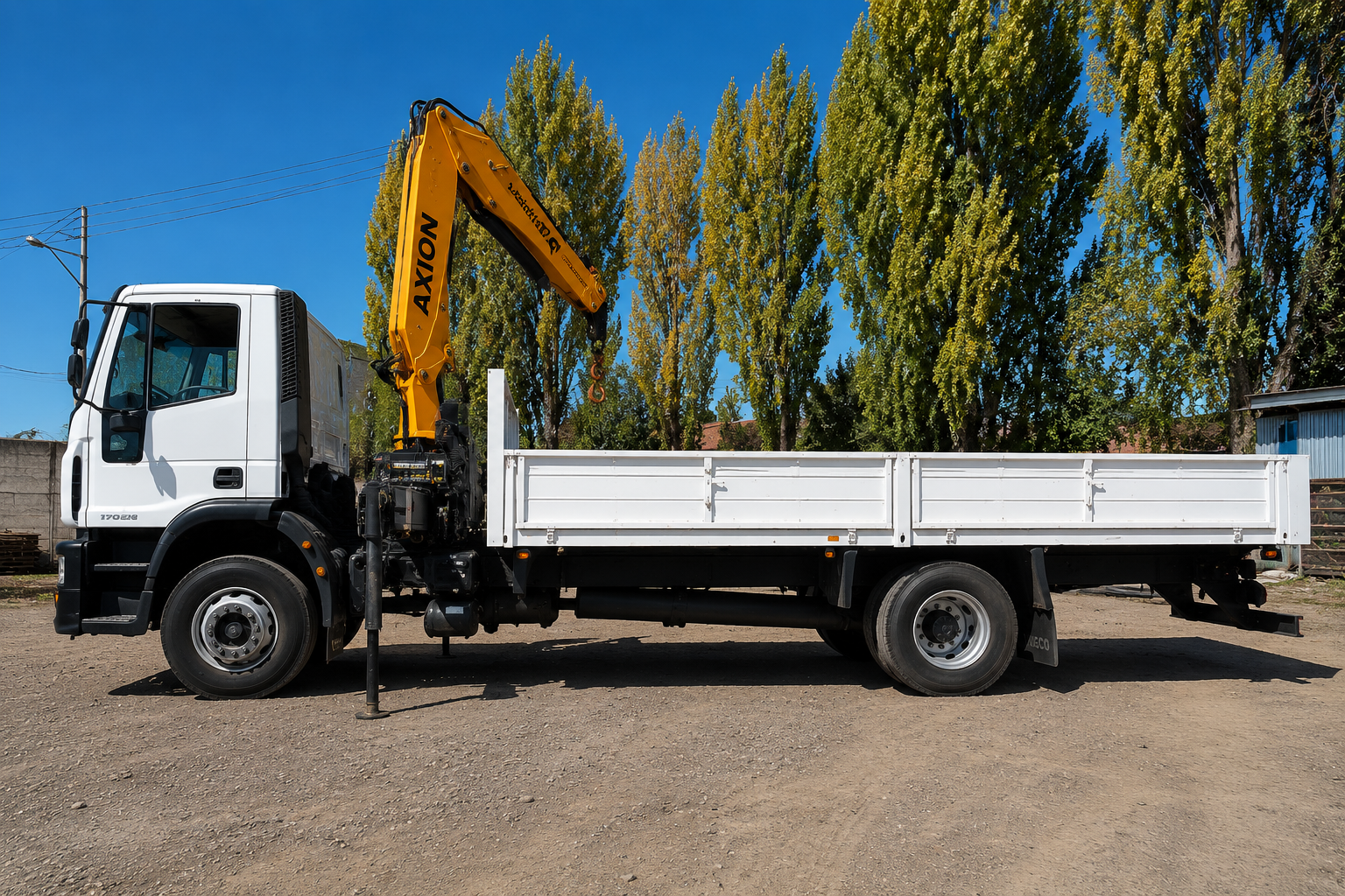 Vista general del camión IVECO con hidrogrúa